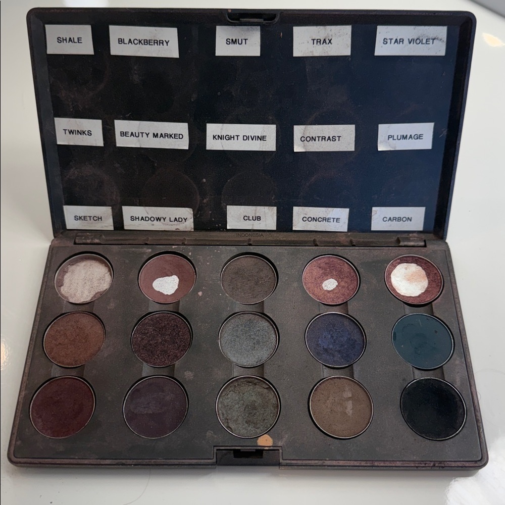 MAC 15 slot magnetic eyeshadows in case!